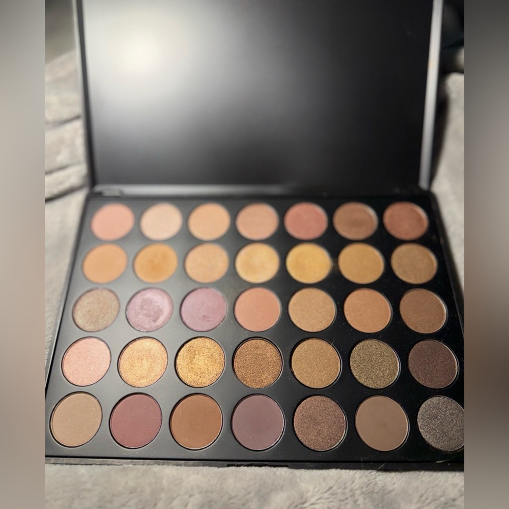 SOLD LOCALLY! Morphe color palette. 35 beautiful neutral colors. - Picture 4 of 4